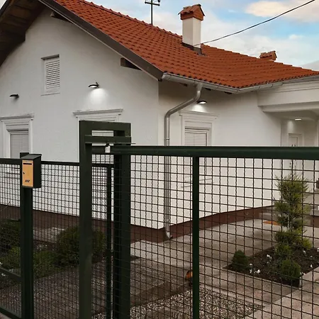 Royal - Private Parking, Garden And Terrace Negotin