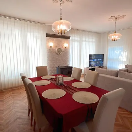 Royal - Private Parking, Garden And Terrace Vilă